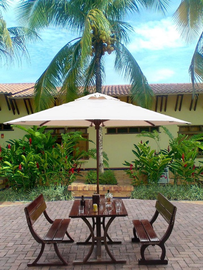 Mesa y Sillas para Exteriores plásticos con Parasoles Juegos de Mesa y